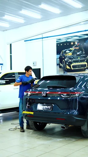 Reparo de funilaria automotiva em andamento