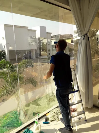 Aplicação de insulfilm em ambiente residencial
