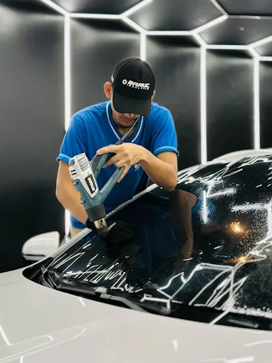 Veículo com insulfilm automotivo aplicado em todos os vidros